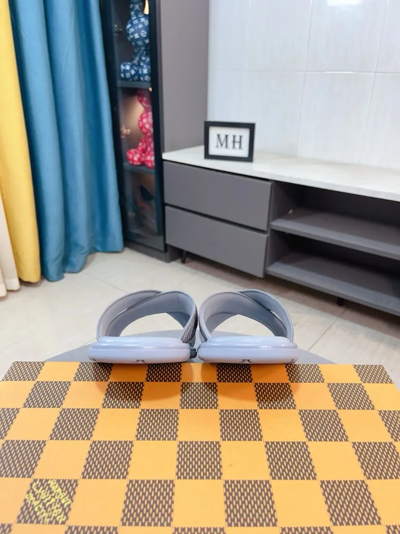 Men's shoes 💰340🌹🌹 (lv-Louis Vuitton) New men's slippers, high-end boutique, exquisite embossed logo decoration on the upper, fine workmanship, super soft soles, casual, loose and comfortable, a must-have in summer! \nsize：38-44
